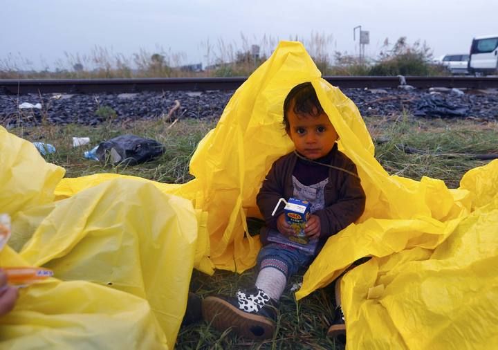 Miles de refugiados sirios e iraquíes tratan de abandonar Hungría, bien sea a través de los trenes o a pie. Las escenas de desesperación se suceden, con los niños como símbolo de la tristeza y al mismo tiempo de la esperanza en un futuro mejor