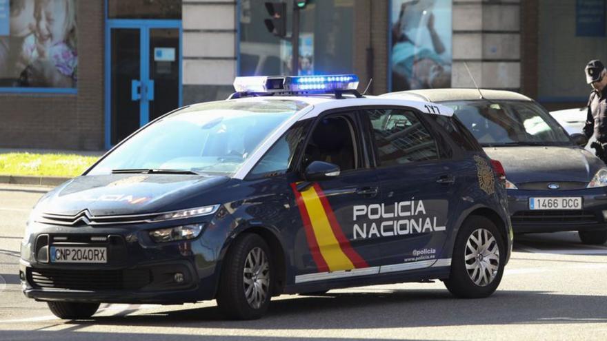 Vehículos de la Policía Nacional, en Avilés. | LNE