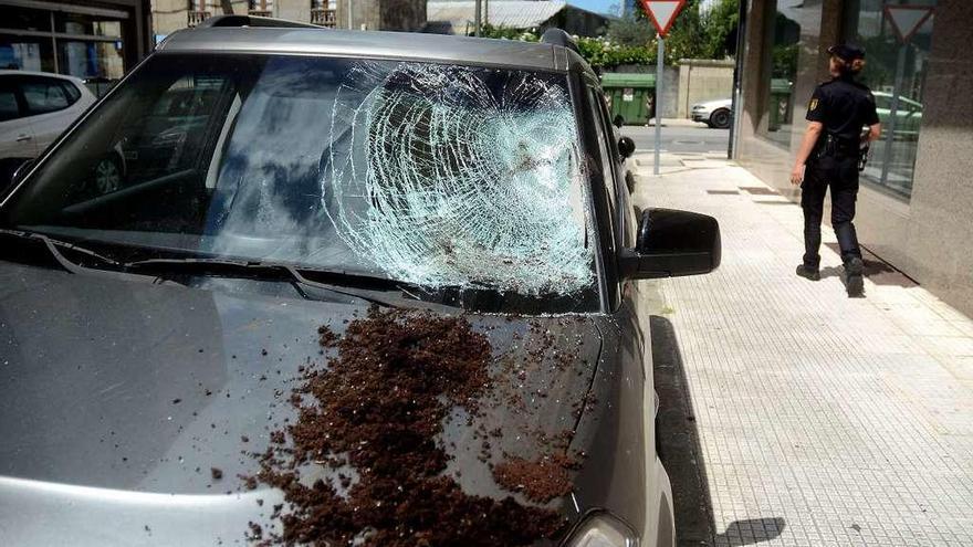 El coche sobre el que impactó la maceta todavía con restos de tierra sobre el capó. // Rafa Vázquez