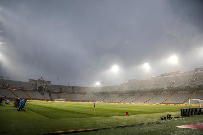 La intensa tormenta que cae sobre Barcelona. Así está el Estadi Olímpic de Montjuic, en imágenes.