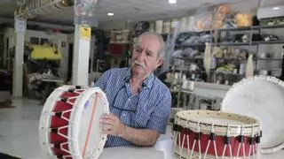 Enrique Luque, artesano del tambor de Baena: "La artesanía, pese a todo lo que digamos, se tiene que perder"