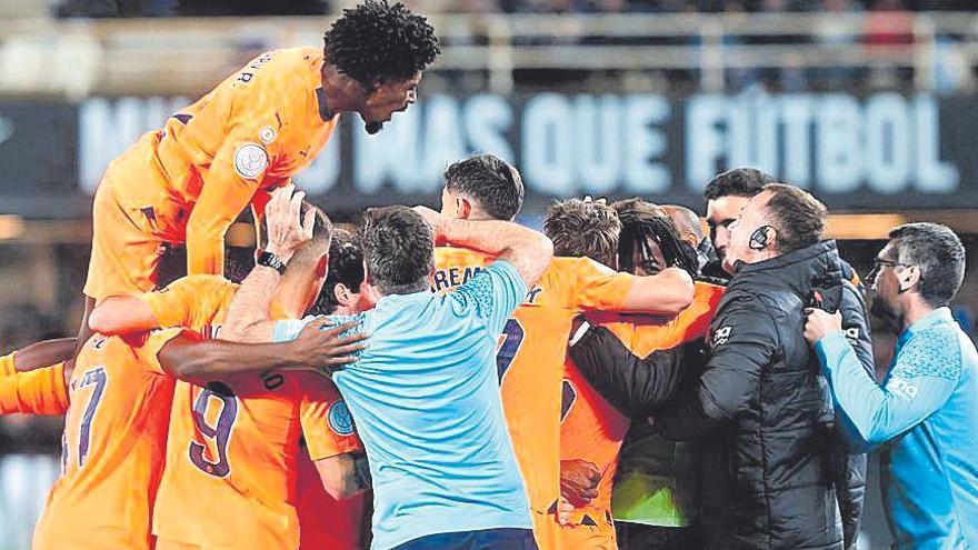 Los jugadores del Valencia celebran el pase en Cartagonova