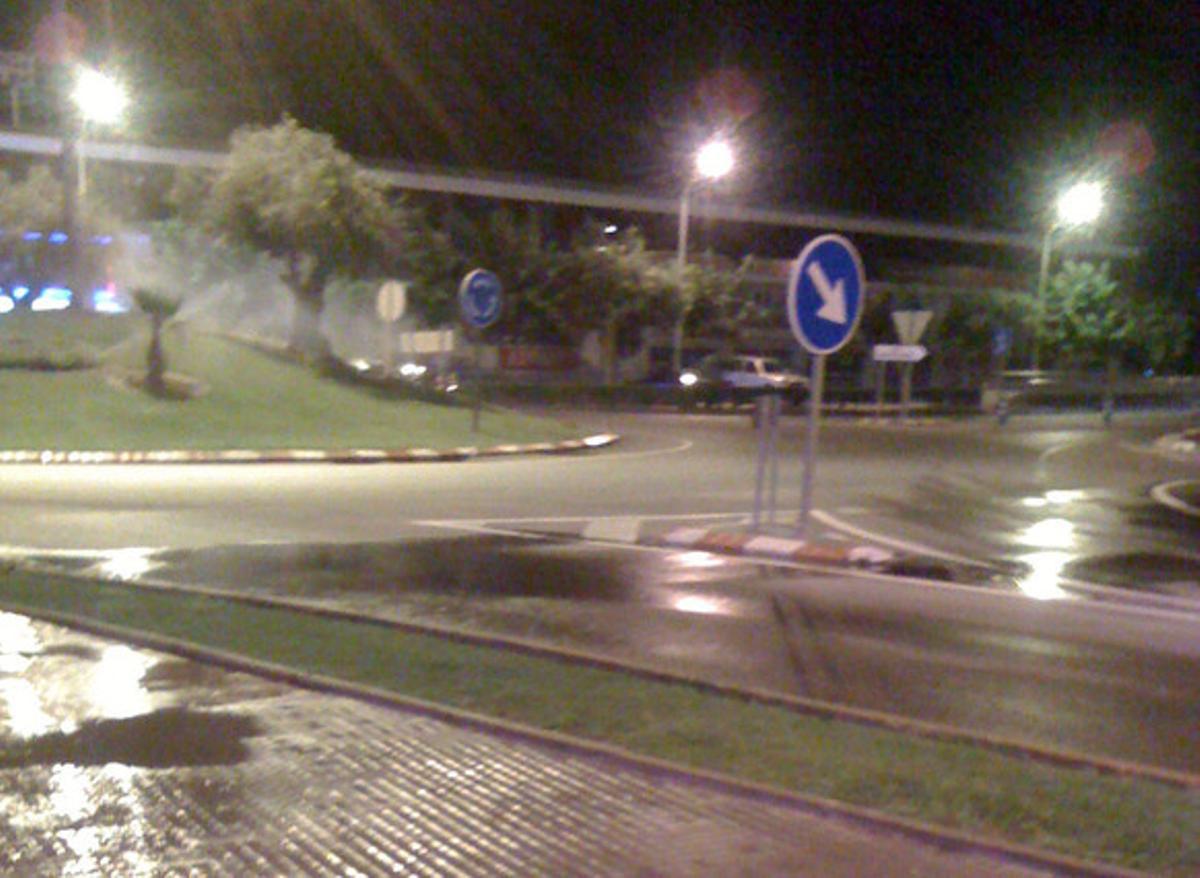 Rotonda inundada a Santa Susanna.A la N-II, just a la rotonda que es troba a la localitat de Santa Susanna, els aspersors de reg de la zona enjardinada inunden la carretera i les voreres adjacents, malgrat que la legislació vigent prohibeix, formalment, utilitzar aquest mètode de reg als voltants de les carreteres. La foto va ser feta el 8 d’agost a les onze de la nit.