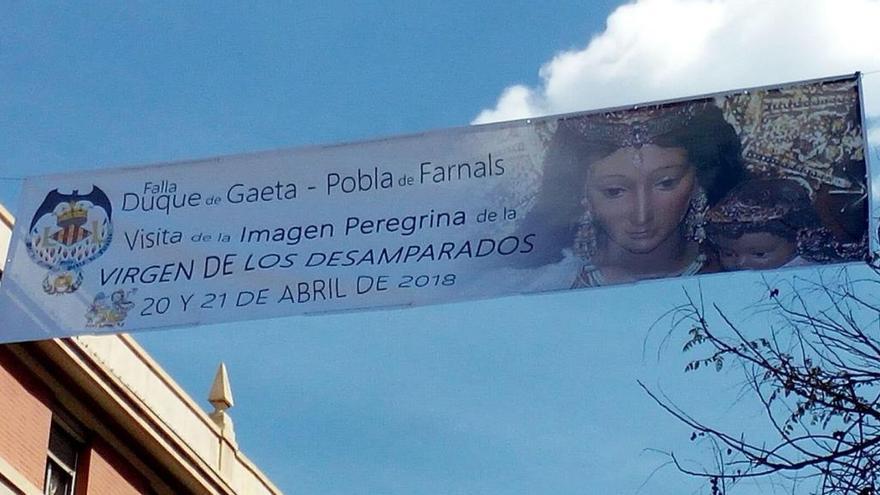 Pancarta anunciando la llegada de la Virgen