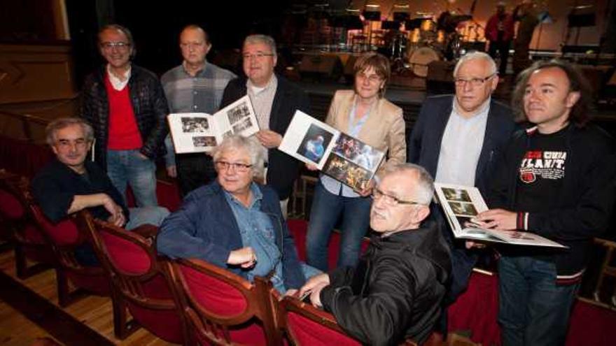 Sentados, «Chus Lennon», José Miguel Díaz y Demetrio Reigada. De pie, Toni Fidalgo, José Luis Vigil, Román Antonio Álvarez, Pilar Varela, Luis Santiago y Béznar Arias.