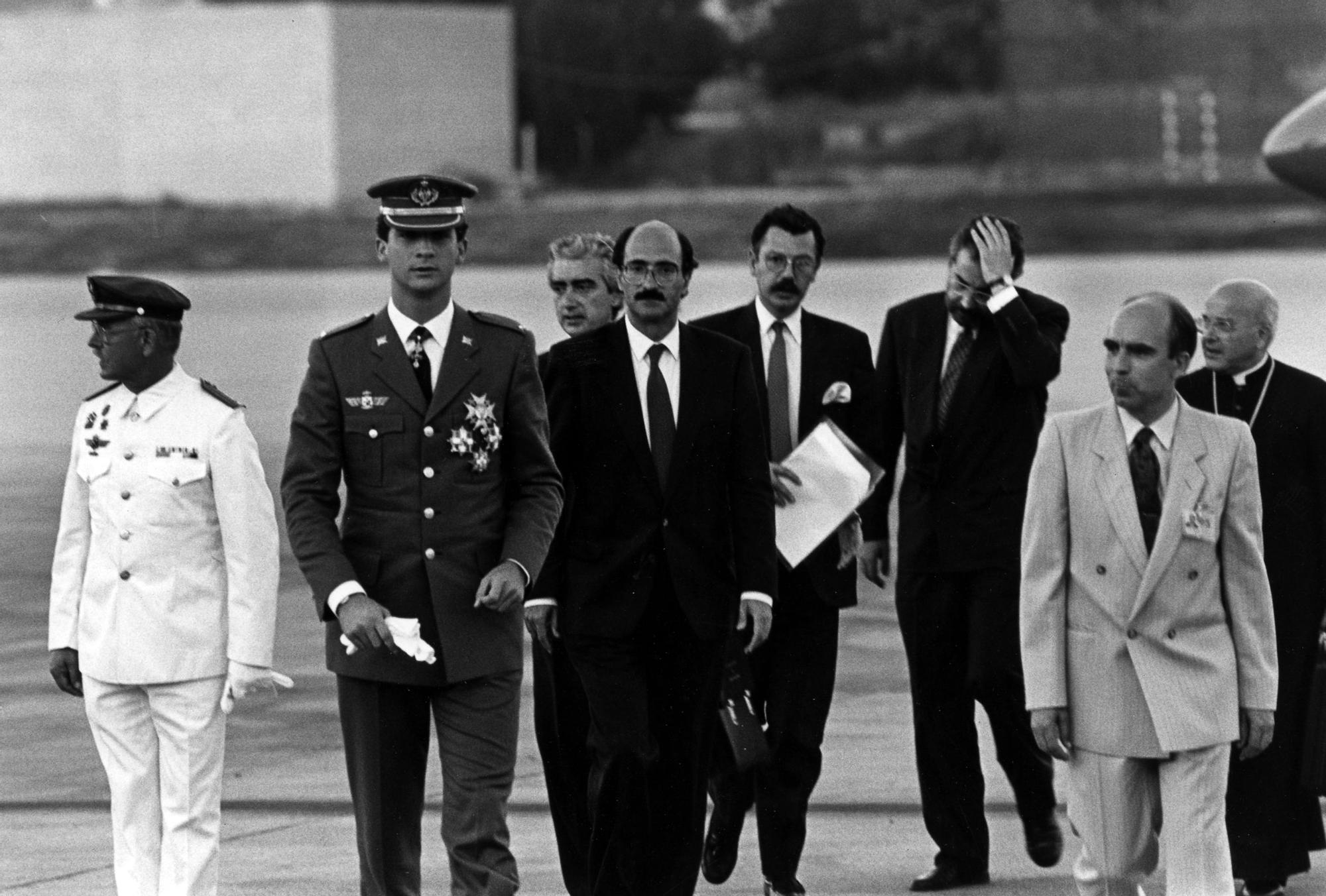 El Príncipe Felipe de Borbón en el aeropuerto de Peinador en 1991 Jesús de Arcos.jpg