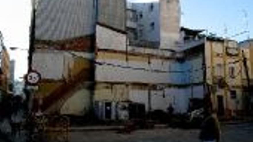 Derriban el edificio que hacía esquina entre la plaza de Santo Domingo y la calle Guardia Civil