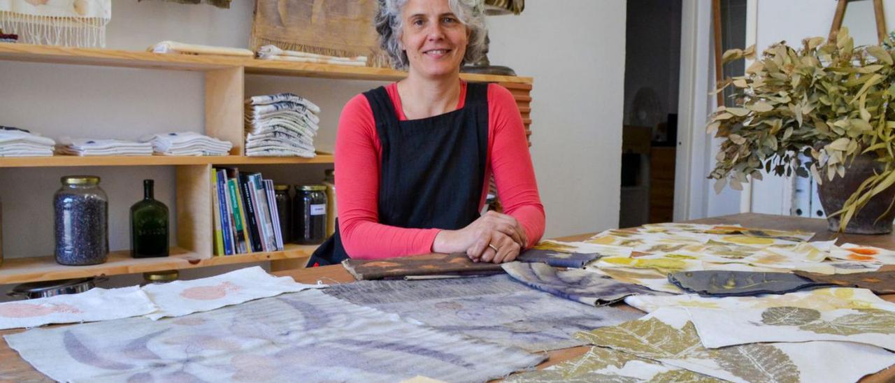 Sandra Ramiro Meyer, en su tienda y taller artesano en Campo de Caso, con algunas de sus obras. | Ana Paz Paredes
