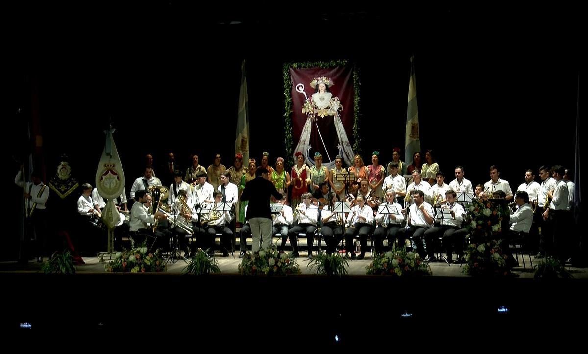 Un momento de acto celebrado en el Teatro Victoria de Priego.