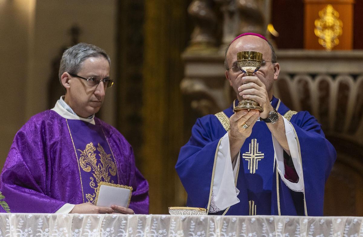 Un momento de la misa celebrada este domingo en honor al médico Pedro Herrero