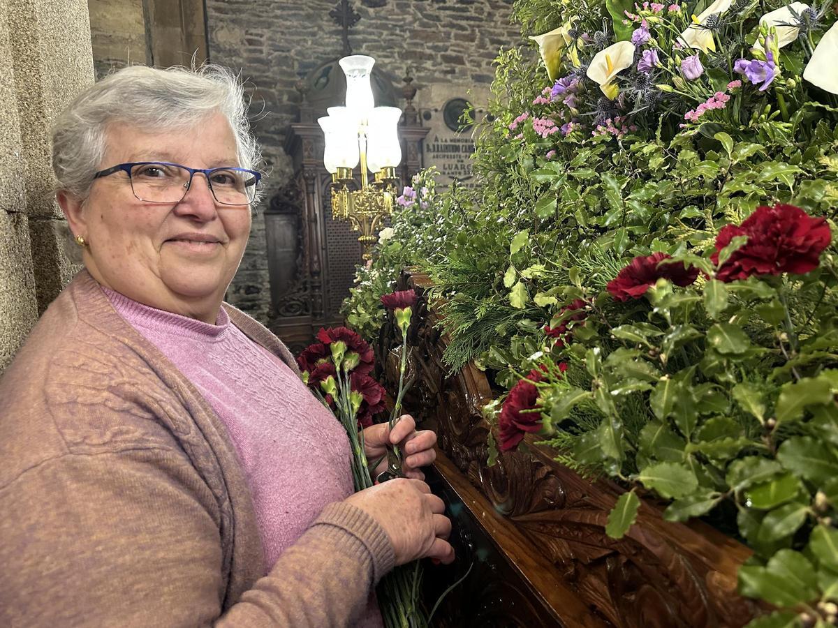 Graciela Jaquete con los claveles sangre de toro.