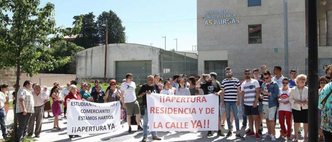 Estudiantes y vecinos ante la residencia en la manifestación celebrada esta semana. // Iñaki Osorio