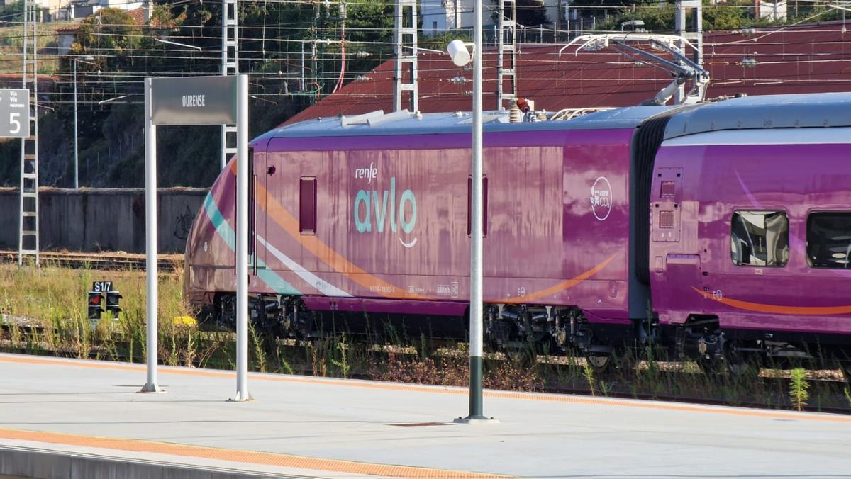 El tren Avlo, en la estación de Ourense.