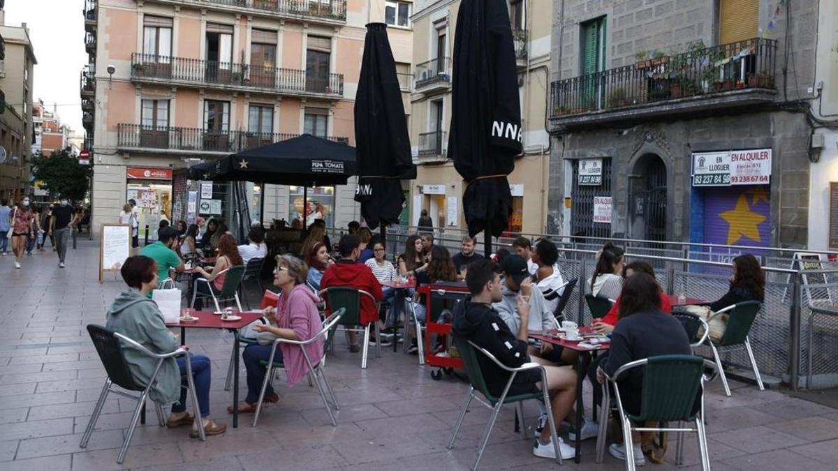 Grupos pequeños en una terraza en el barrio en el barrio de Gràcia, en Barcelona, el pasado martes.