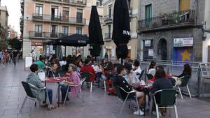 Grupos pequeños en una terraza en el barrio en el barrio de Gràcia, en Barcelona, el pasado martes.