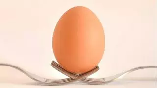 Así es el truco tradicional japonés para retirar la cáscara de huevo: listo en segundos