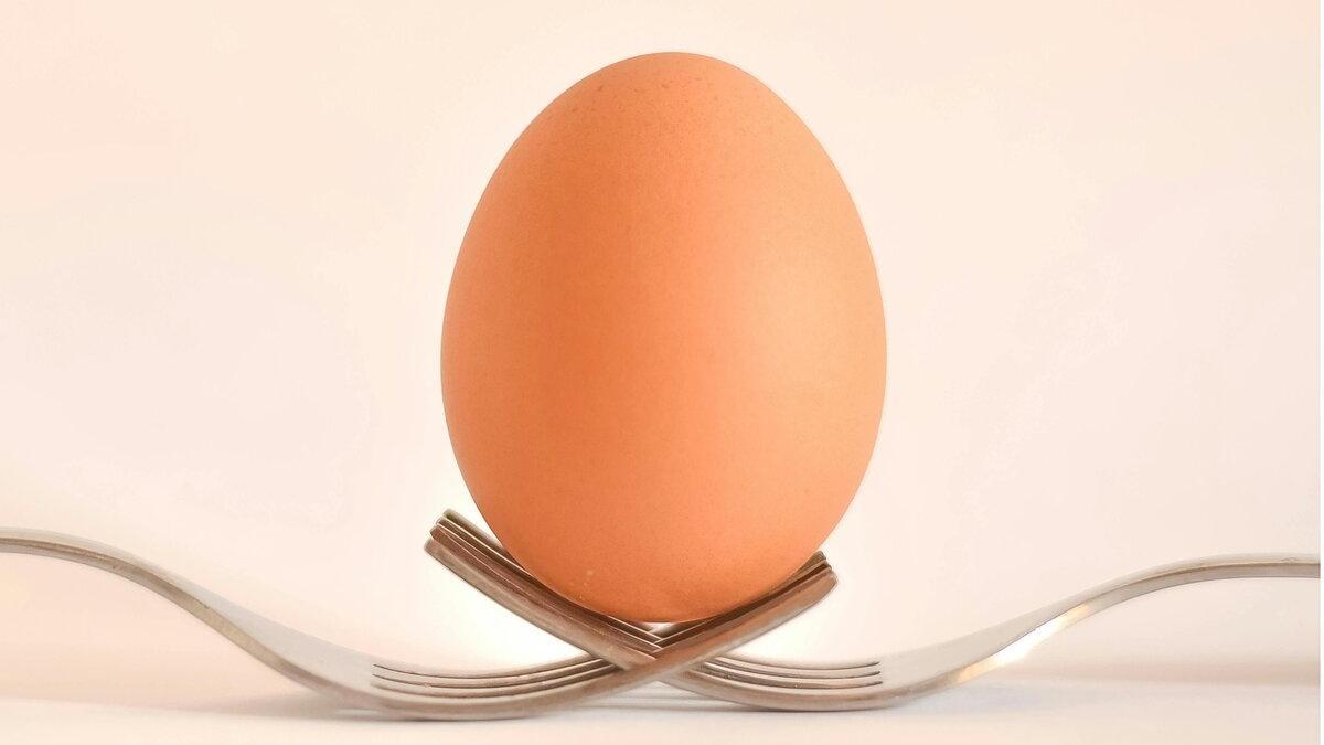 El truco japonés para retirar la cáscara del huevo