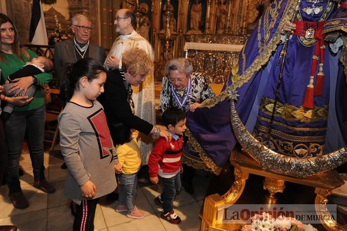 Los niños pasan por el manto de la Fuensanta