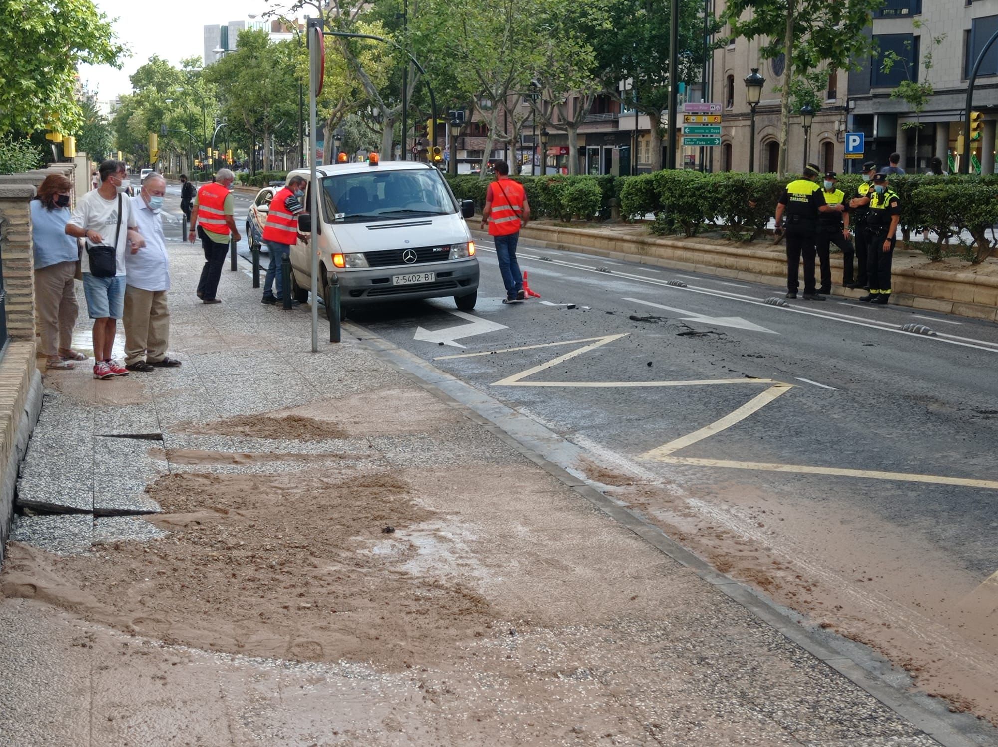 FOTOGALERÍA | Una tubería revienta en el paseo Sagasta