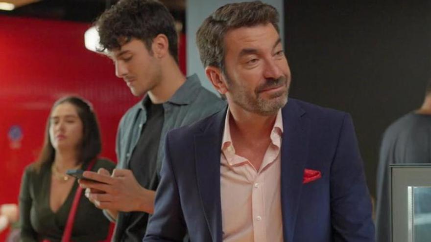 ChatGPT le quita el título de "cuñado" a Arturo Valls en el nuevo capítulo de 'Café para Cinco'