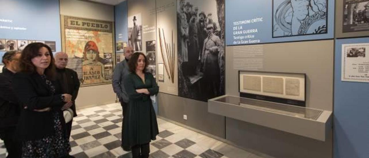 La concejala Glòria Tello junto a los técnicos del ayuntamiento y representantes de la Fundación Blasco Ibáñez en el museo del escritor.