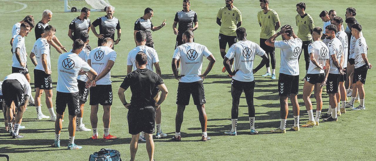 Xavi García Pimienta, arriba, con el brazo izquierdo estirado, se dirige a los jugadores antes del entrenamiento de ayer en Barranco Seco tras el choque del sábado frente al SD Huesca