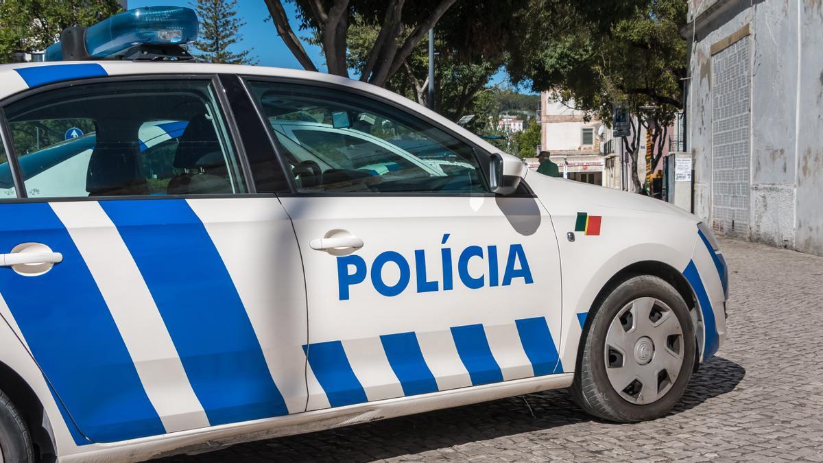 Vehículo policial en Lisboa.