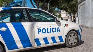 Vehículo policial en Lisboa (Portugal).