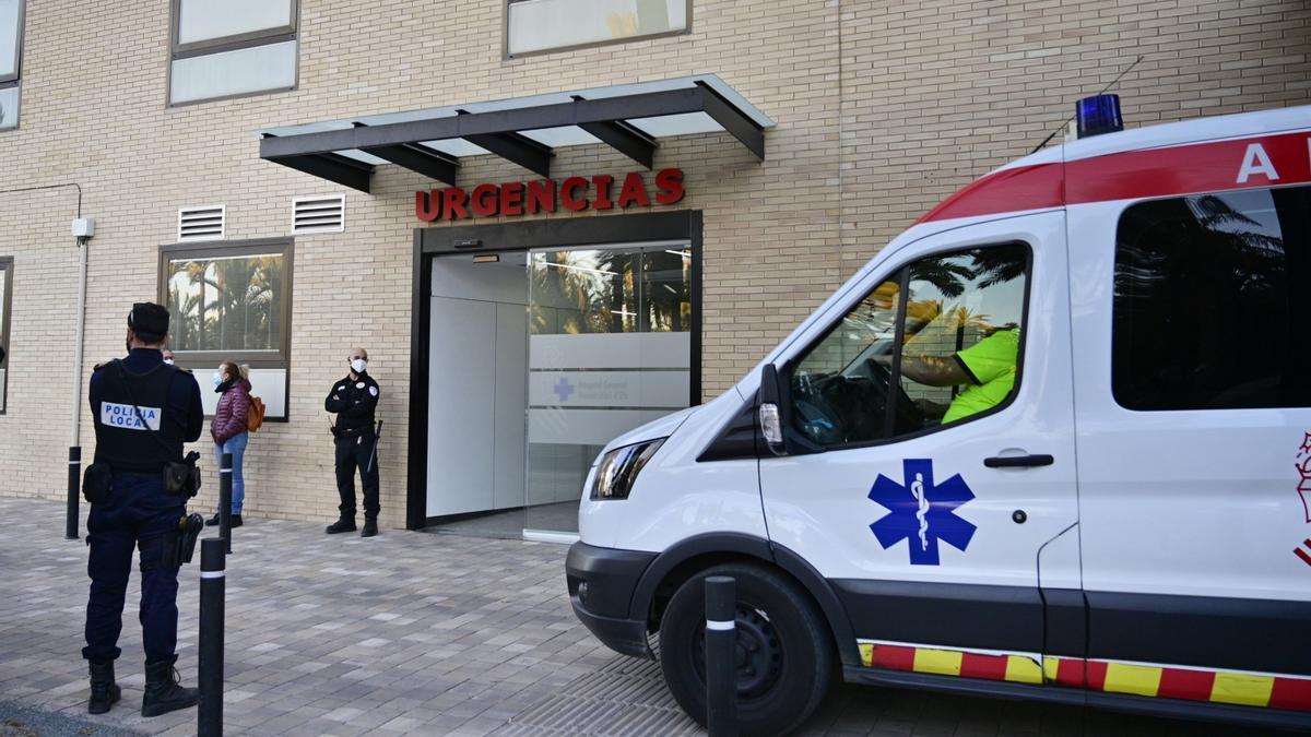 Una ambulancia, en la puerta de Urgencias del Hospital de Elche en una imagen de archivo