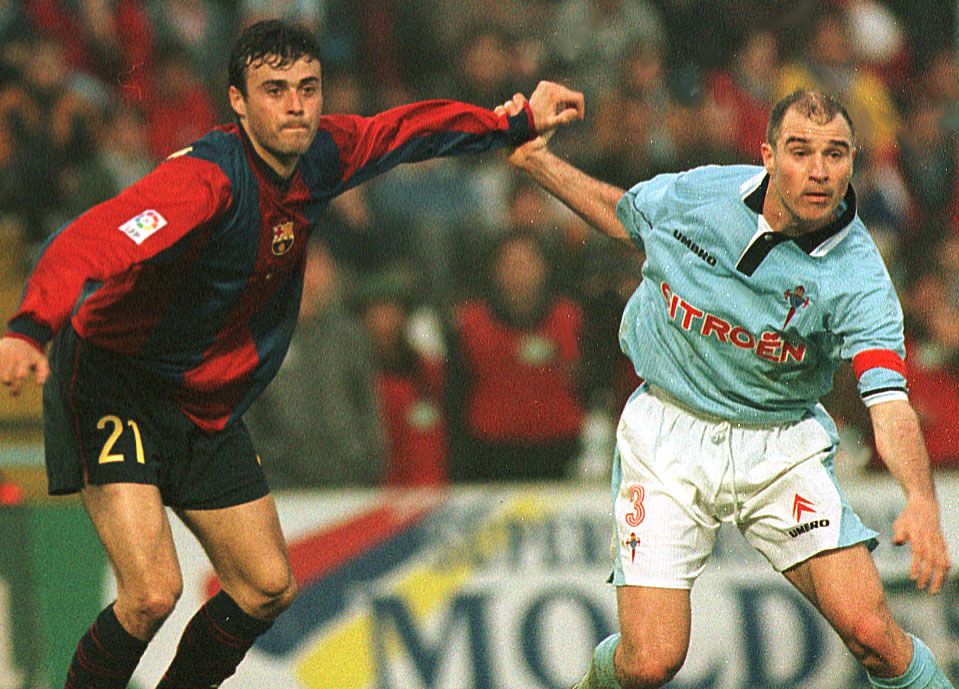 BERGES 29-03-98 Cameselle Sujetando a Luis Enrique en un duelo ante el Barcelona en Bala�dos.jpg