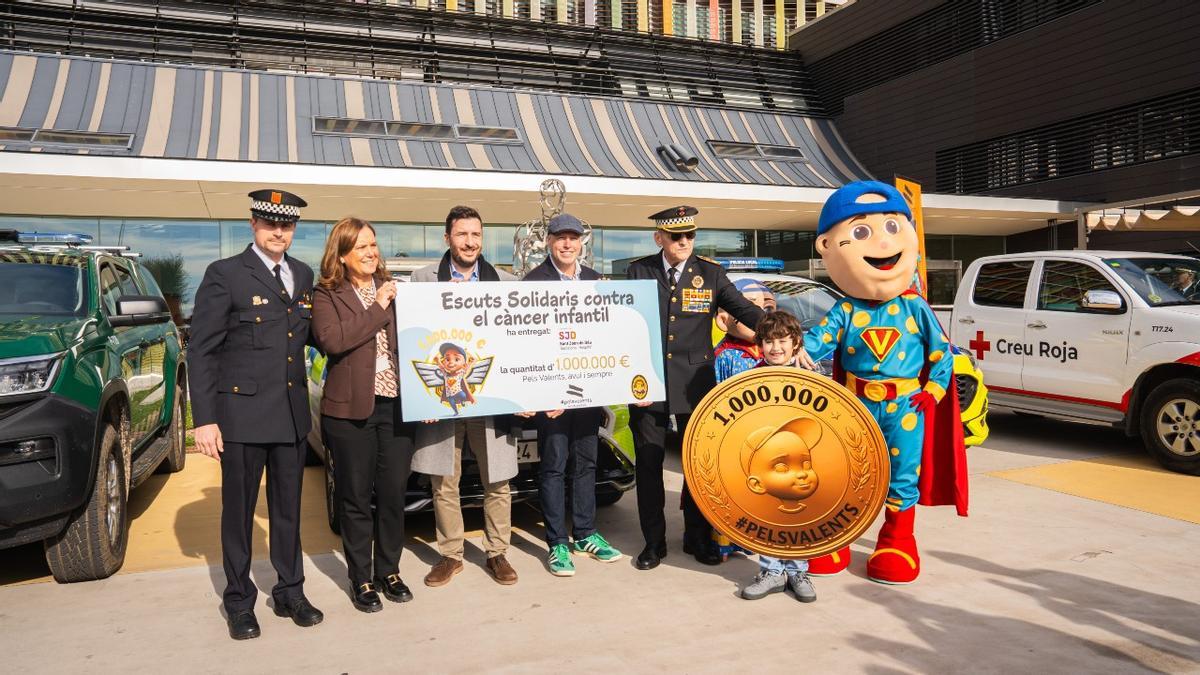 Un moment de l'entrega del xec solidari del milió d'euros a Barcelona.