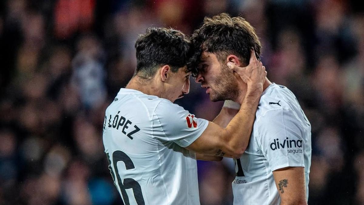 Diego López felicita a Hugo Duro
