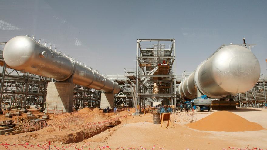 Países árabes de la OPEP aplicarán una reducción &quot;voluntaria&quot; de la producción de petróleo