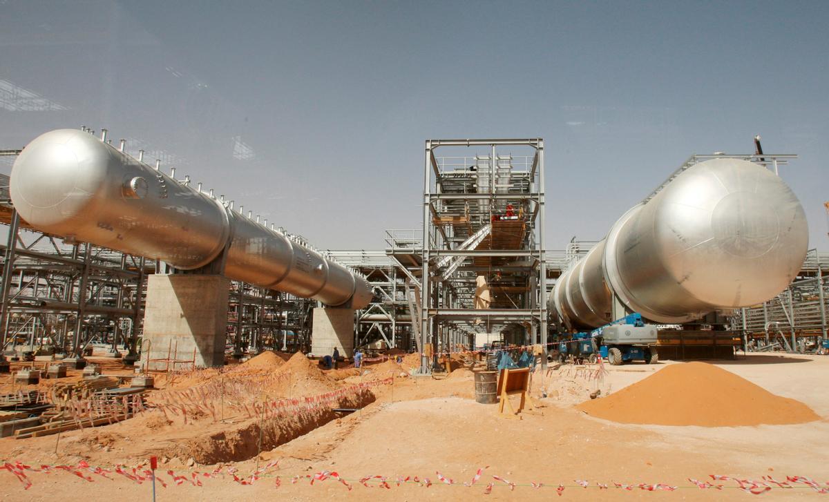 Imagen de archivo realizada el 23 de junio de 2008 que muestra las instalaciones de una planta petrolífera en el desierto, a unos 160 kilómetros de Riad (Arabia Saudí). 