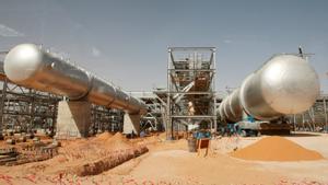 Imagen de archivo realizada el 23 de junio de 2008 que muestra las instalaciones de una planta petrolífera en el desierto, a unos 160 kilómetros de Riad (Arabia Saudí). Las autoridades saudíes denunciaron hoy un ataque con drones a dos estaciones de bombeo de petróleo de la compañía estatal Aramco, que provocaron un incendio tras causar un daño limitado en una de las instalaciones en la región de Riad. EFE/ Ali Haider