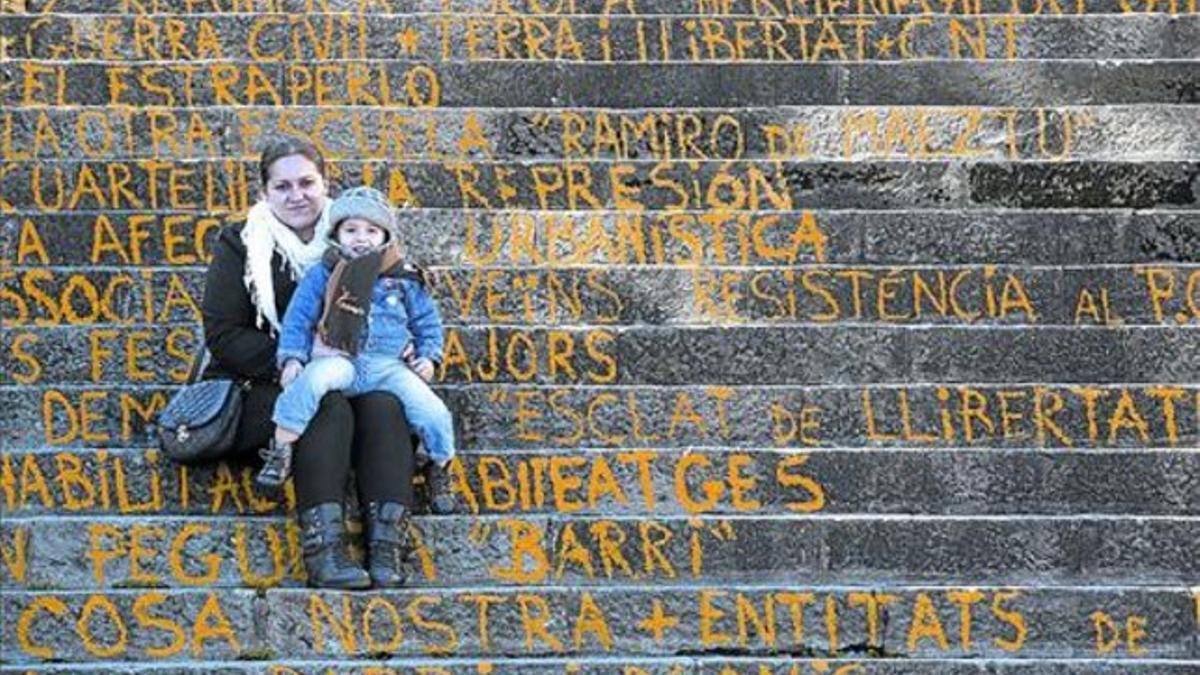 Con historia 8 Domitila y Houari, el menor de sus cuatro hijos, en las escaleras del centro cívico, el jueves.