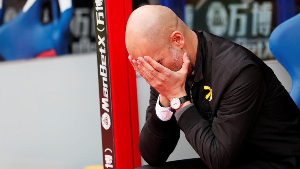 Pep Guardiola reflexiona, en el banquillo del estadio del Crystal Palace, antes de empezar el segundo tiempo.