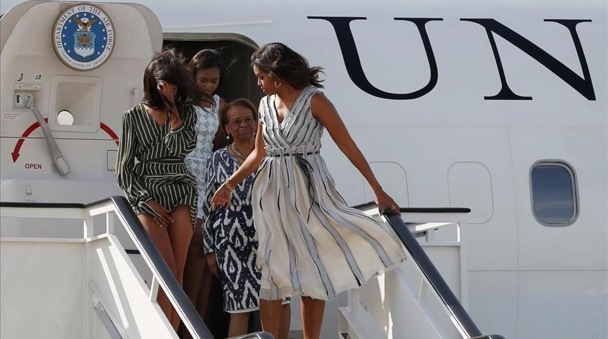 fcasals34507471 u s  first lady michelle obama turns to her daughters  malia160629194203