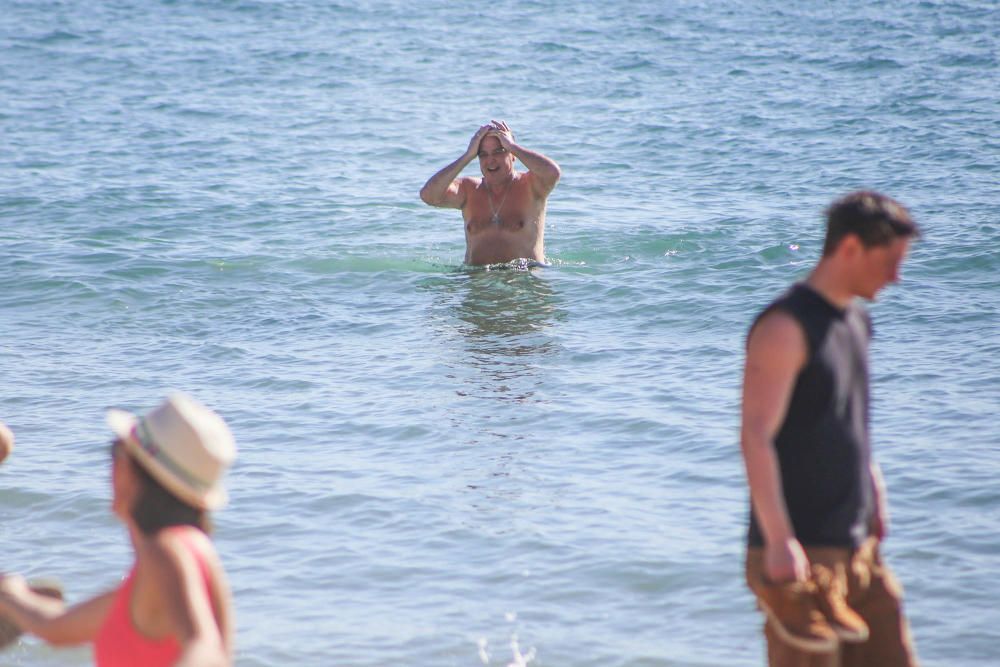 Las inusuales altas temperaturas han animado en los últimos días la afluencia a las playas de la Vega Baja. Aquí imágenes de la playa del Cura en Torrevieja.