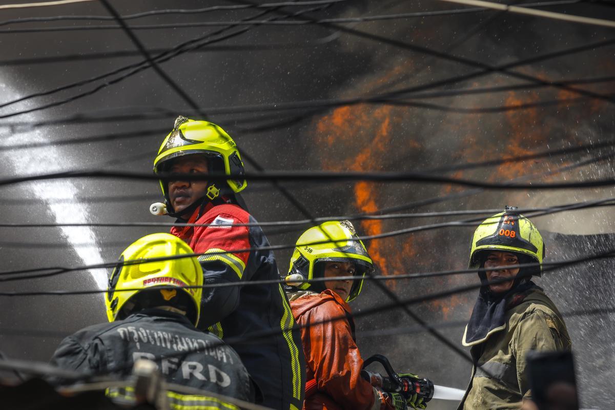 Un gran incendio destruye casas en una comunidad en el centro de Bangkok