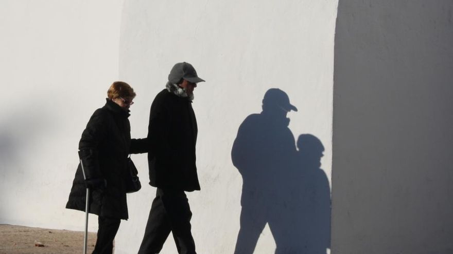 La relación de la mujer víctima es de dependencia y cuidados al agresor .