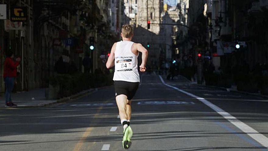 El checo Vit Pavlista corre en solitario por la calle La Paz