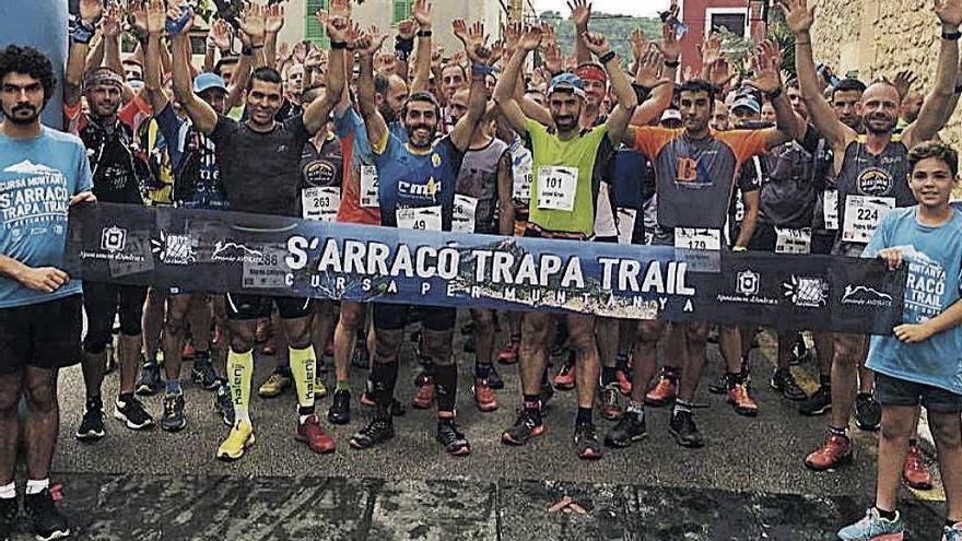 Los participantes de la Trapa Trail esperan la orden de salida.