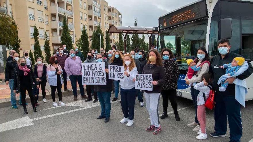 Los vecinos del Residencial Buenos Aires bloqueaban el autobús de la línea 6 ayer en la manifestación.