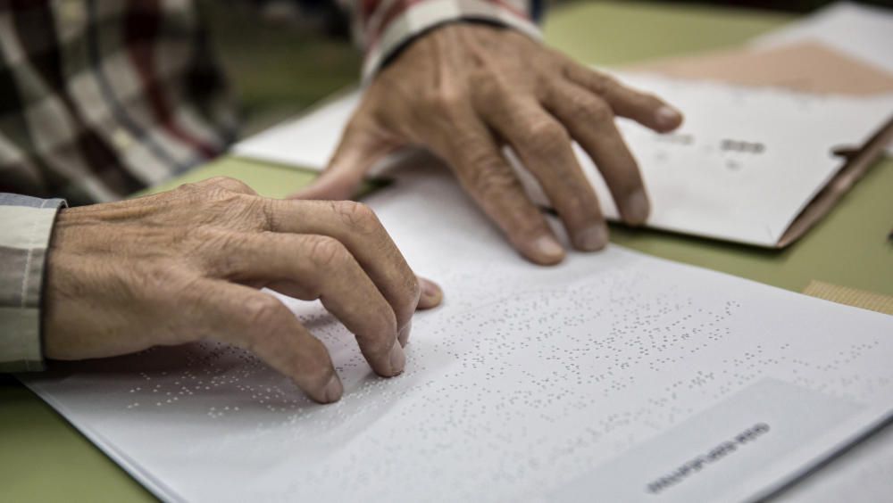 FRANCISCO MORENO VOTA CON EL SISTEMA BRAILLE