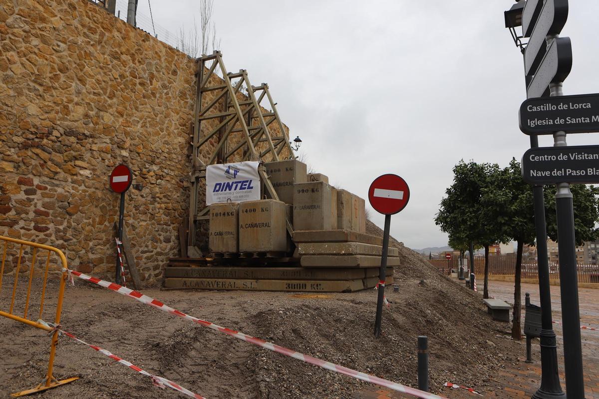 Refuerzos instalados junto al agujero producido en un muro del barrio de San Juan.