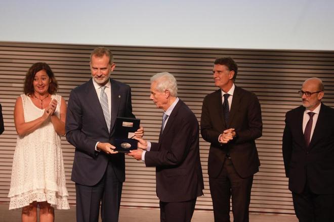 Gabriel Escarrer Juliá, el fundador de Meliá, recibe de manos del rey Felipe VI el Premio Reino de España a la Trayectoria Empresarial