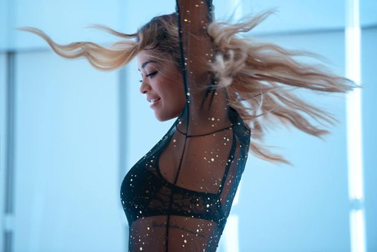 Rita Ora protagoniza la nueva campaña de Tezenis