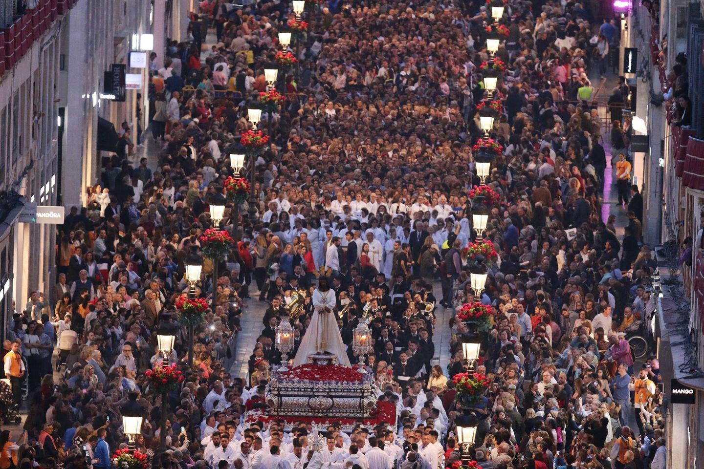 Jesús Cautivo bajando por la calle Larios el Lunes Santo de 2019.jpg