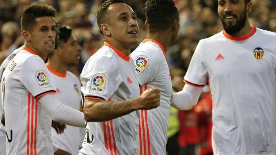 Orellana celebra un gol marcado la temporada pasada con el Valencia.